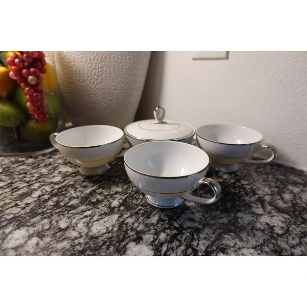 Vintage MIKASA Narumi JAPAN fine China teacups‎ and sugar bowl
